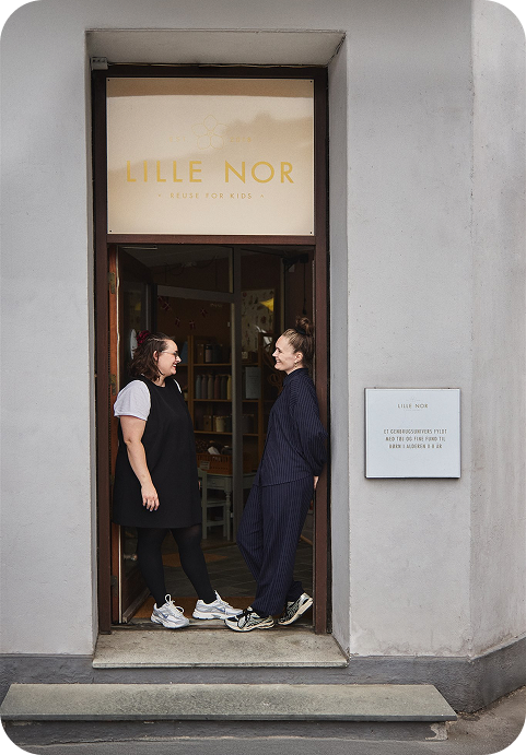 De to ejer foran Lille Nor's butik